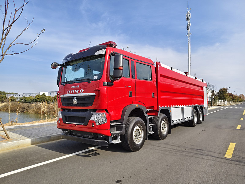 重汽豪沃25噸水罐消防車(chē)